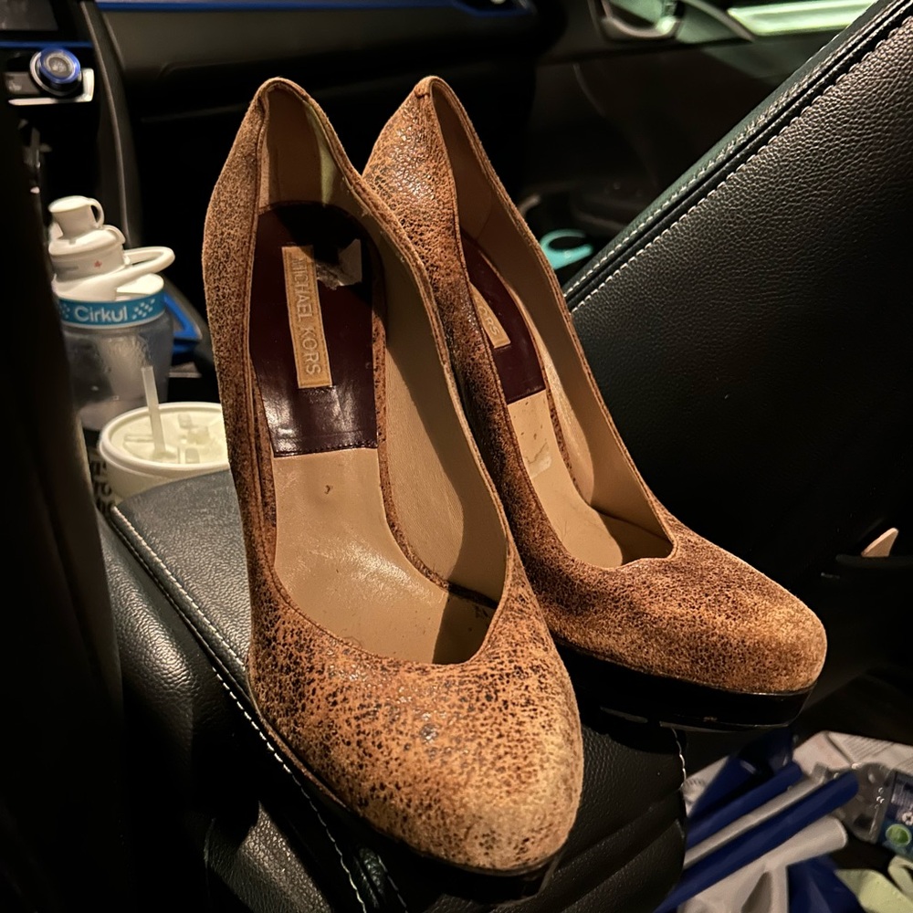 Michael Kors Tan Textured Heels - Picture 4 of 8